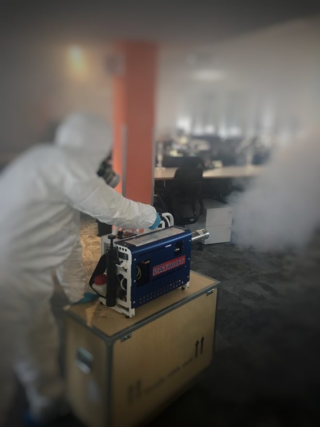 Techniker bei der Desinfektion mit einem Vernebelungsgerät