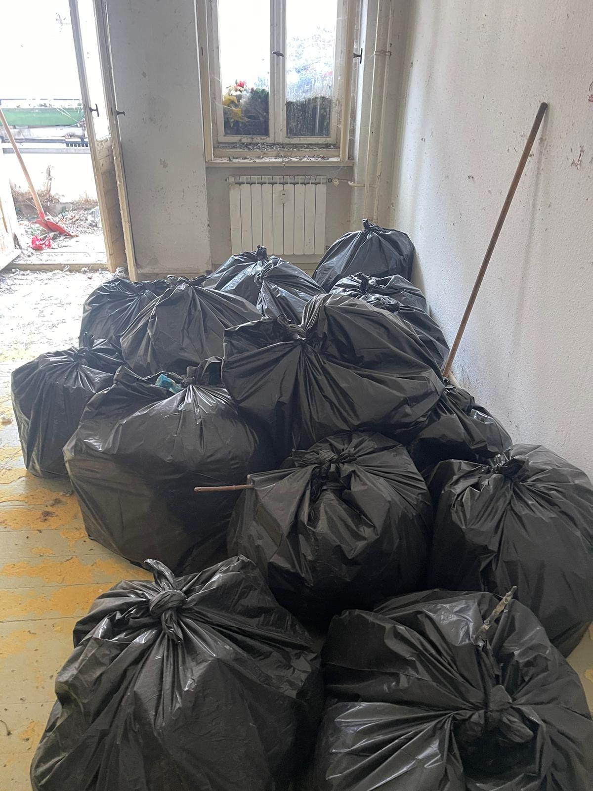 Verschlossene Abfallsäcke in einer Wohnung während der Beräumung