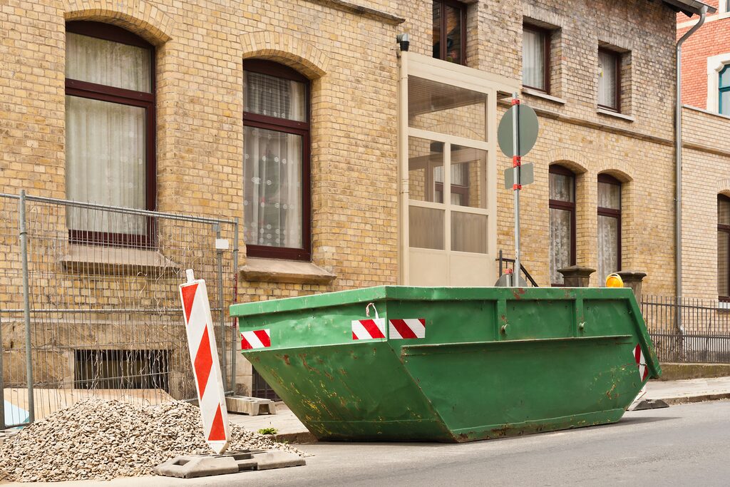Abfallcontainer vor einem Gebäude für Räumungsarbeiten